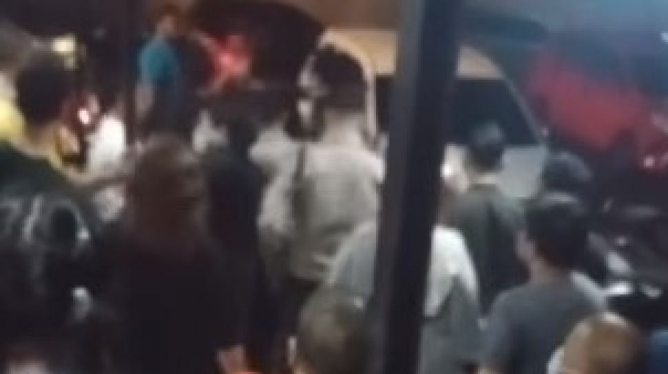 Petugas membawa WNA Nigeria yang menusuk nenek-nenek di Apartemen Kelapa Gading