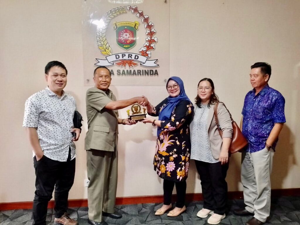 Rombongan DPRD Mahakam Ulu yang terdiri dari Ketua Komisi I, Kelawing Bayau, Komisi III, Serlili, dan beberapa anggota lainnya (.inet)