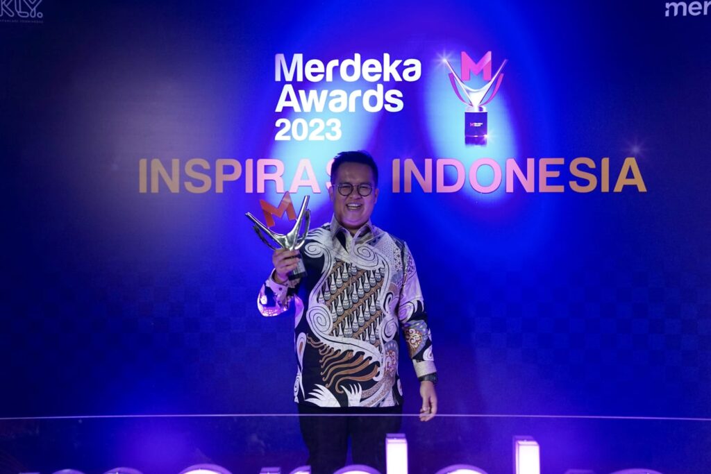 Rendi Solihin, Wakil Bupati Kukar saat menerima Merdeka Award