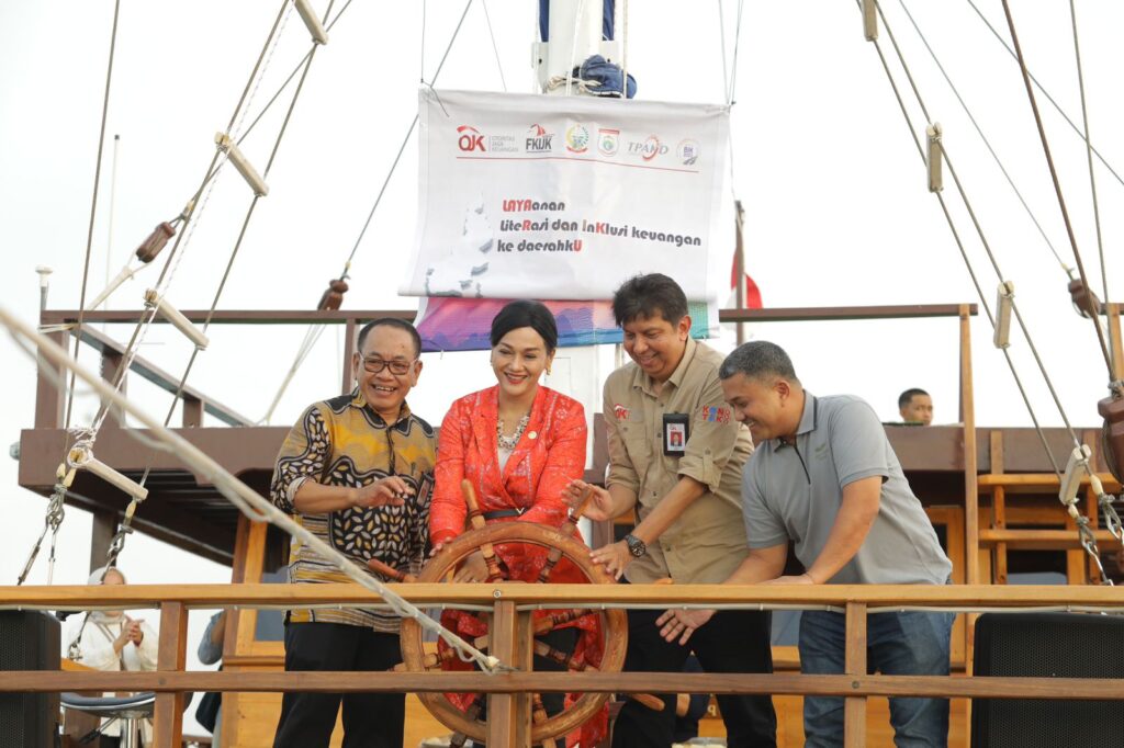 Teks : Friderica Widyasari Dewi, Kepala Eksekutif Pengawas Perilaku Pelaku Usaha Jasa Keuangan, Edukasi dan Perlindungan Konsumen OJK, meresmikan Peluncuran LAYARKU, diatas Kapal Phinisi yang sedang berlayar menyusuri Teluk Makassar.
