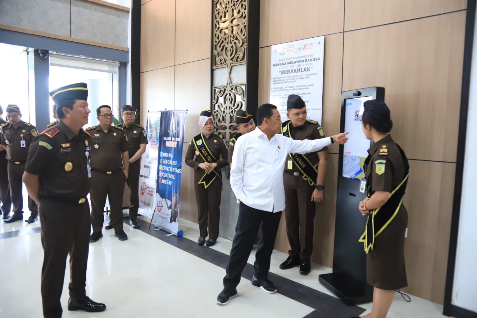 Wakil Jaksa Agung Republik Indonesia, Dr. Sunarta, SH saat mengunjungi Kejati Kaltim