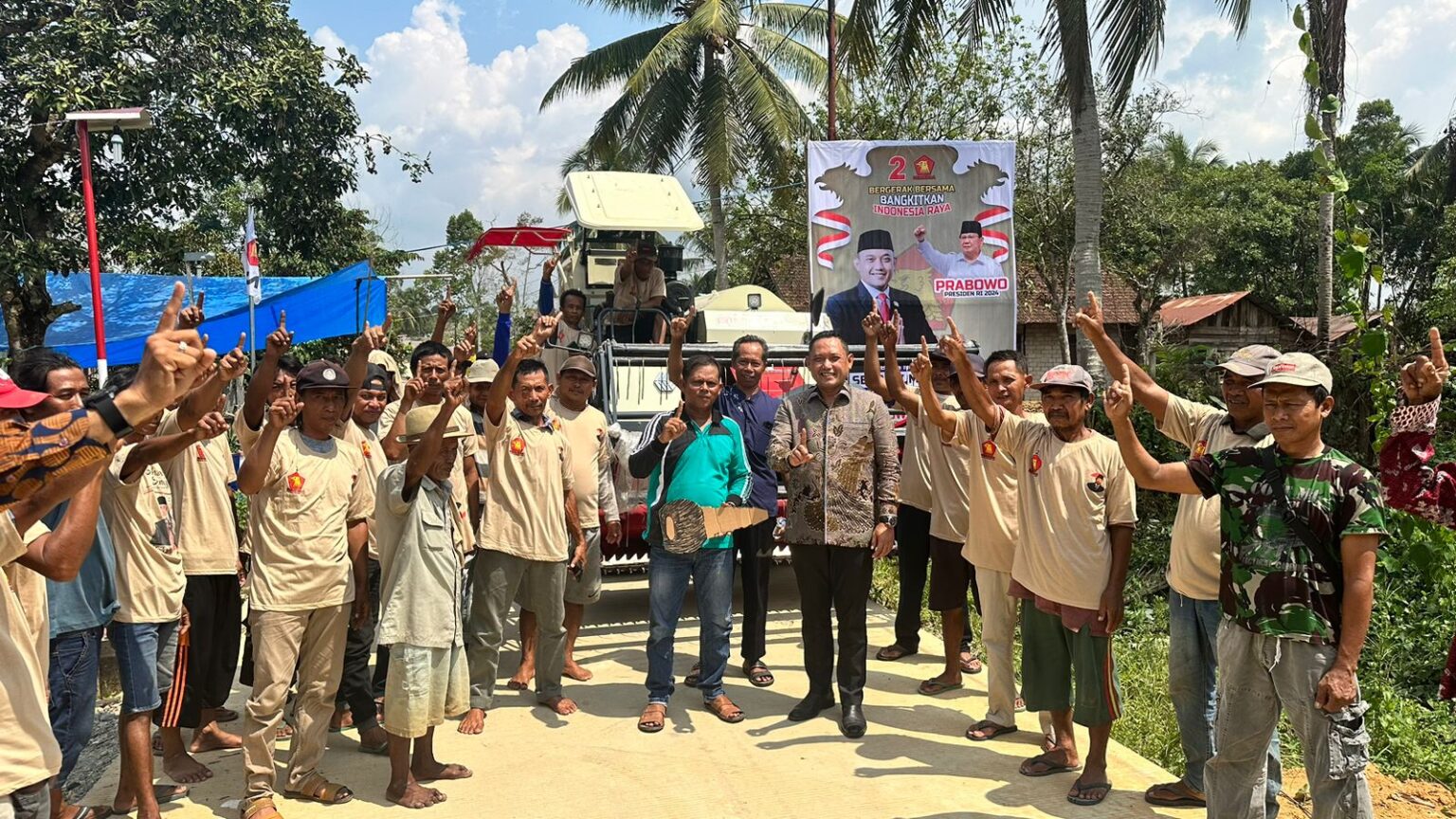 Seno Aji Serahkan Combain ke Gapoktan Desa Manunggal Daya DPRD Kaltim