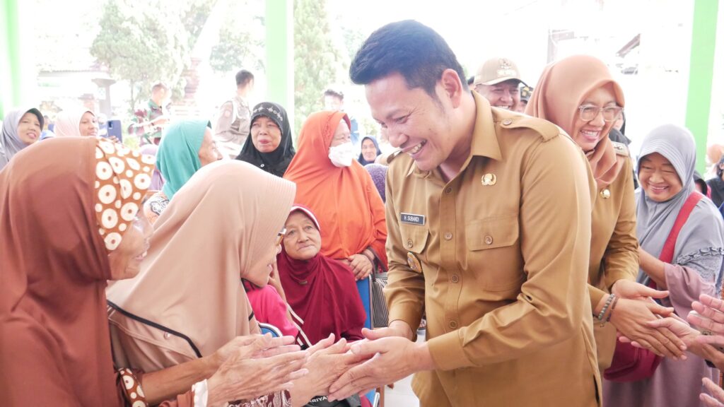 Plt Bupati Sidoarjo Tinjau Langsung Penyaluran Bantuan Beras Tahap Tiga, Pastikan Tepat Sasaran Plt Bupati Sidoarjo Tinjau Langsung Penyaluran Bantuan Beras Tahap Tiga,
