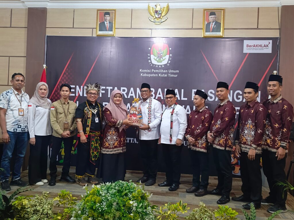 Kasmidi-Kinsu Resmi Daftar, KPU Kutim Pastikan Proses Sesuai Aturan KPU Kutim Menerima pendaftaran Pasangan Kamidi Bulang dan Lulu Kinsu, Rabu (28/8/2024).