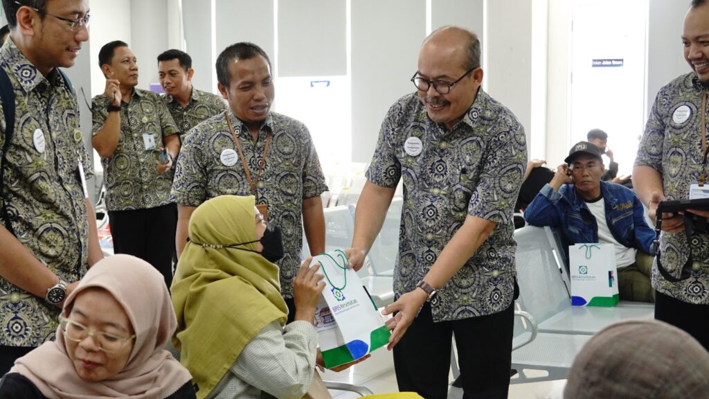 Hari Pelanggan Nasional, BPJS Kesehatan Sidoarjo Siap Layani Peserta JKN dengan Sepenuh Hati Deputi Direksi BPJS Kesehatan Wilayah Jatim, Arief Syaefudin hadir pada kegiatan jumpa peserta JKN di Kantor BPJS Kesehatan Cabang Sidoarjo, Rabu, (4/09/2024)(Foto: Dian/ Etara.id)