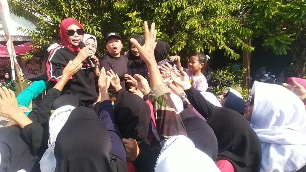 Hj Mimik Idayana Warling, bagikan makan gratis di Desa Mojoruntut Kecamatan Krembung,Minggu (8/9/2024) (Foto: Dian/Etara.id)