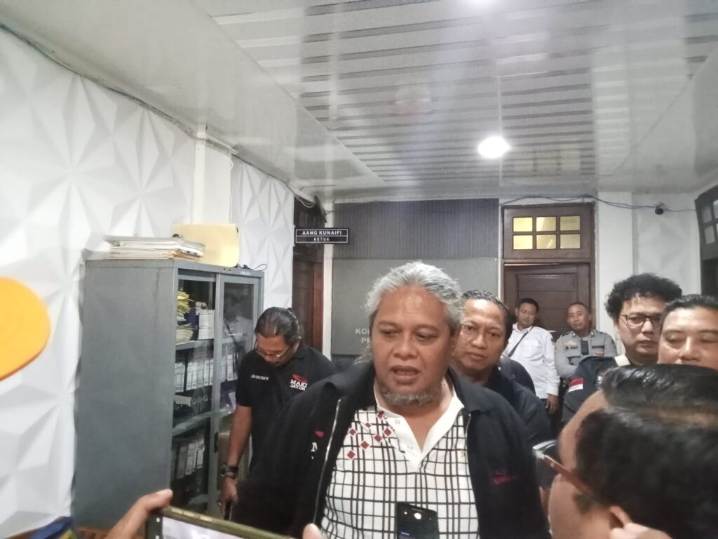 MAKI Jatim Desak KPU Beri Ruang Adil, Bagi Pilihan Kotak Kosong di Pilkada. Heru Satriyo Ketua Masyarakat Anti Korupsi Jawa Timur (MAKI), saat audensi bersama Ketua KPU Surabaya di ruang Pleno,Kamis (12/9/2024).