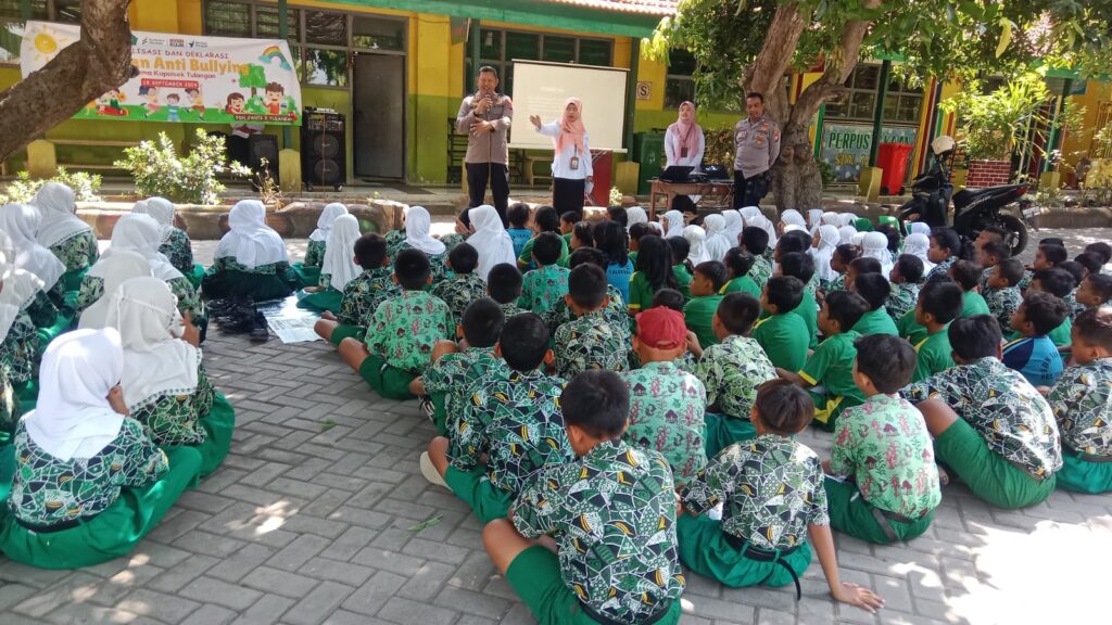 Polsek Tulangan memberikan penyuluhan tentang bahayanya bullying kepada siswa sekolah di SDN Jati,Kec. Tulangan,Kab.Sidoarjo,Rabu(18/9/2024).