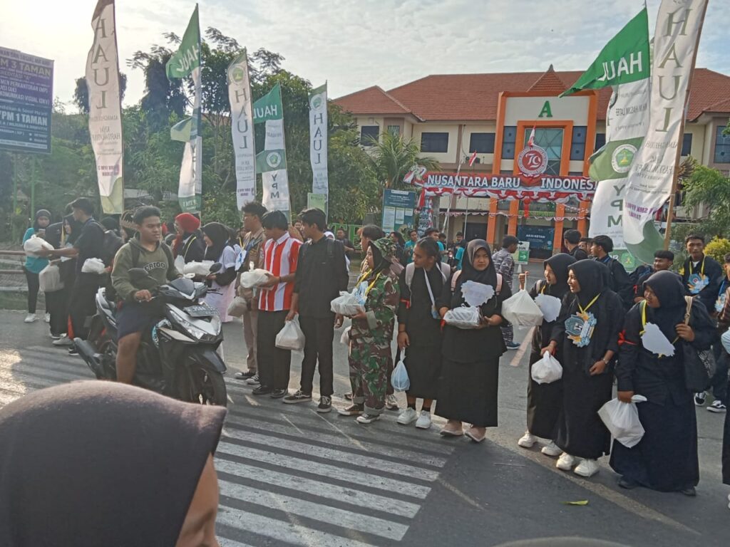Ratusan Maba gelar "Aksi Ketan'"bagikan polo pendem ke warga sekitar dan pengendara Minggu sore, (22/9/2024)(Foto:Dian/Etara.id)