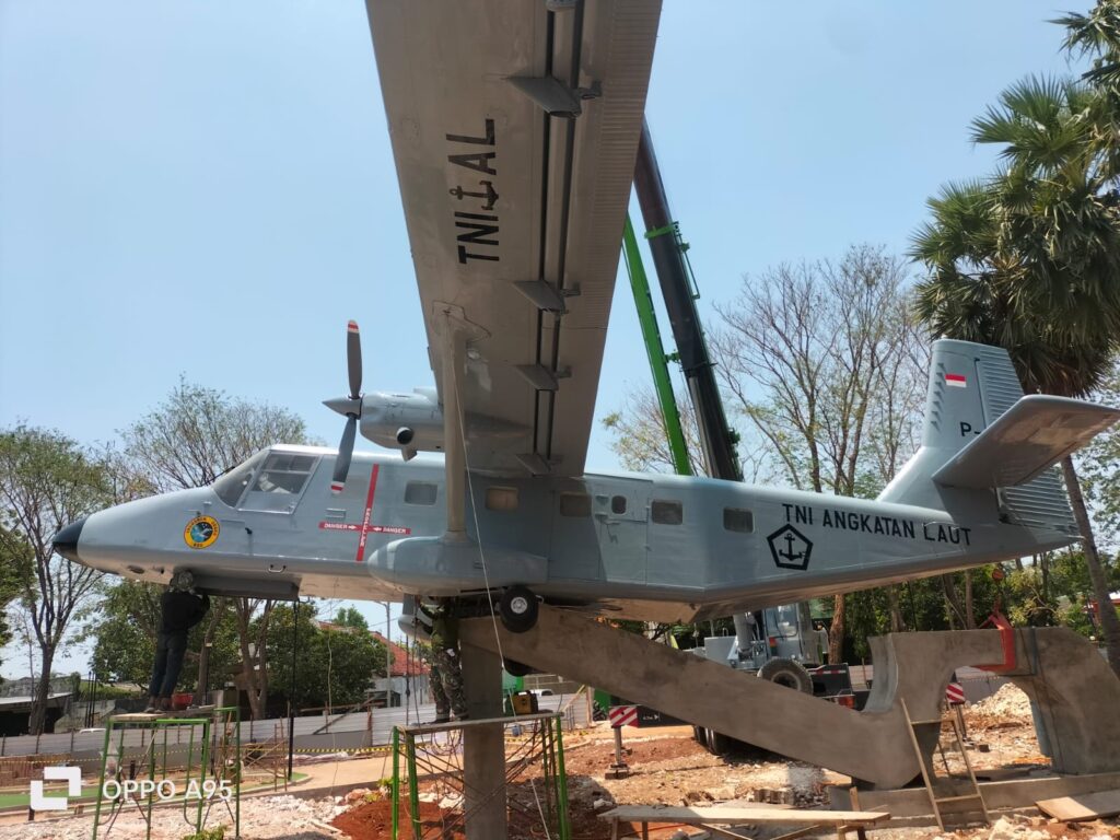 Pesawat Nomad Hibah TNI AL, Jadi Ikon Baru Tempat Rekreasi Murah Masyarakat Tuban Monumen Nomad Hubah TNI AL di Tuban terpasang,Sabtu ,(28/9/24)(Foto: Dian/ Etara.id)