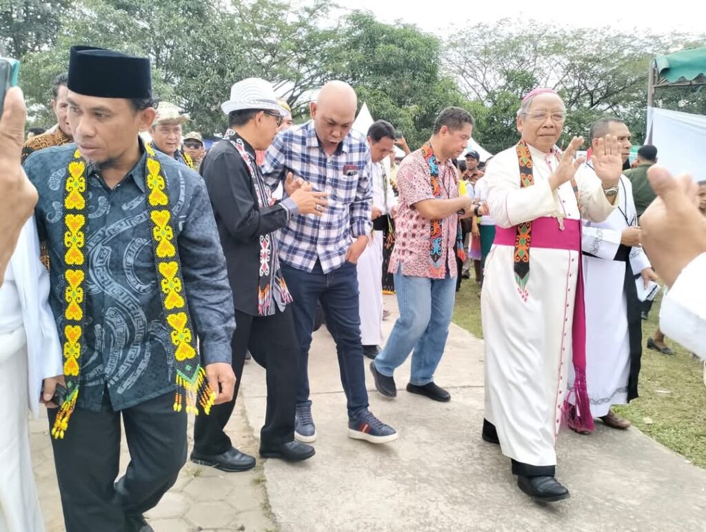 Jimmi, Ketua DPRD Kutum mengahairi perayaan Pesta Perak Ulang Tahun Ke-25 Gereja Katolik Santa Theresia Sangatta, Minggu (29/9/2024).