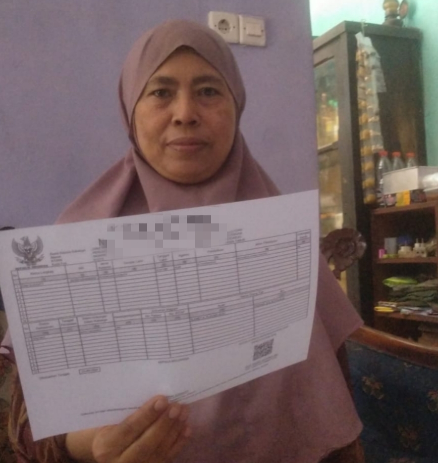 Administrasi Kependudukan Selesai, ini yang di Sampaikan Erni Penderita Stroke ke Kadis Dukcapil dan Kadis Sosial Erni Susanty saat menunjukkan KK( Kartu Keluarga), Rabu(25/9/2024)(Foto: Dian _ Etara.id).