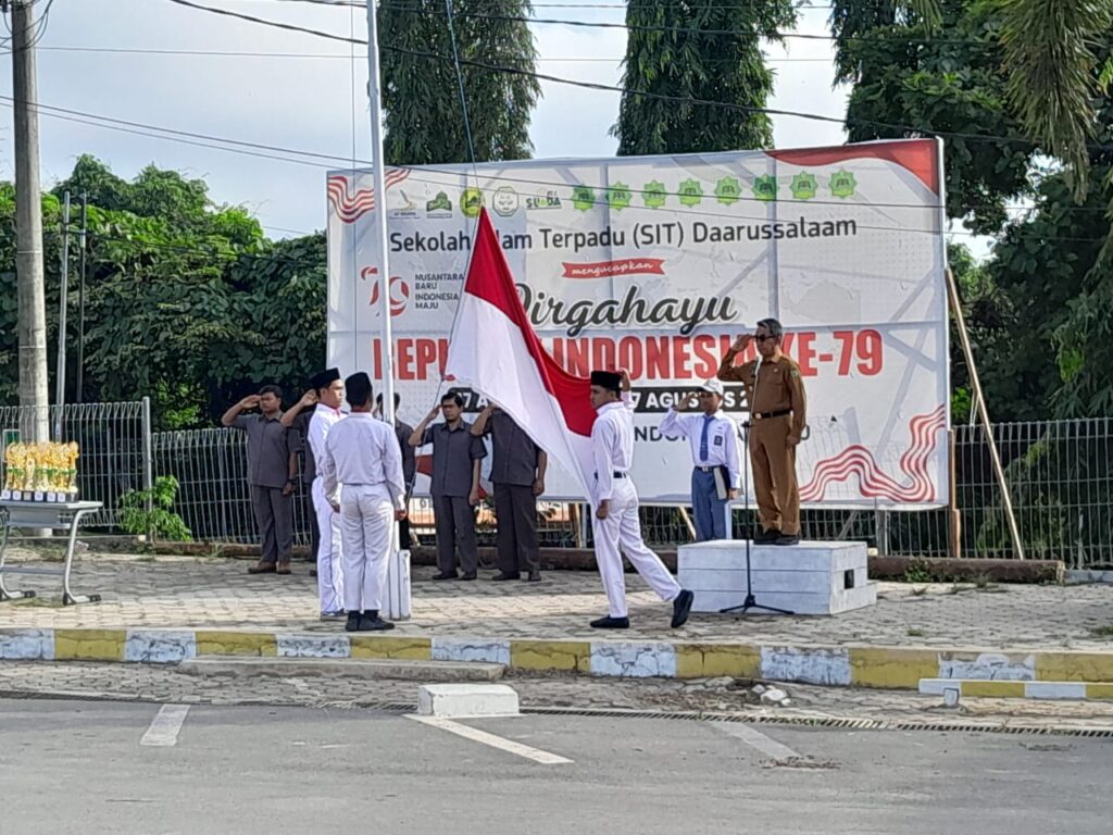 Membangun SDM Unggul di Kutai Timur Lewat Reformasi Pendidikan Ardiansyah Sulaiman Bupati Kutim saat menjadi pembina upacara di SMA Islam Terpadu Darussalam, Sangatta Utara, Senin (9/9/2024) pagi.