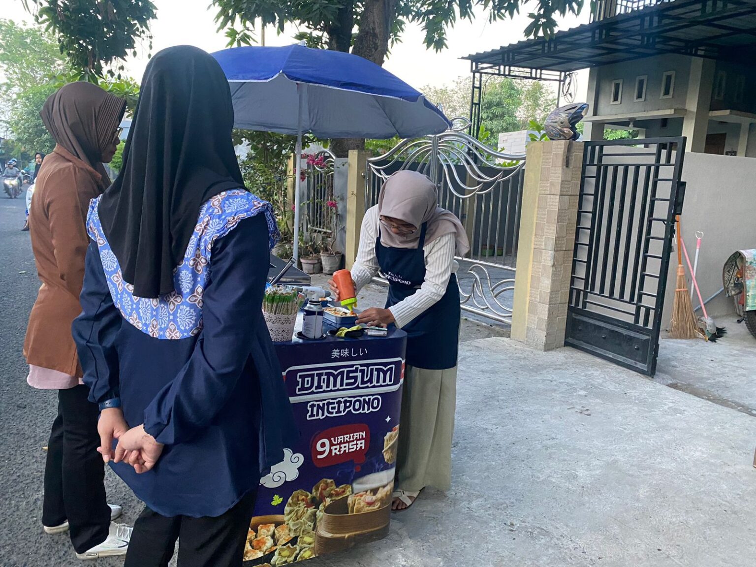 Zuariska Ayu Puspita Chayani gadis muda yang berkeinginan punya usaha sejak sekolah SD,pulang kerja tidak canggung melayani pembeli Dimsum dagangannya Senin(9/9/24)sore