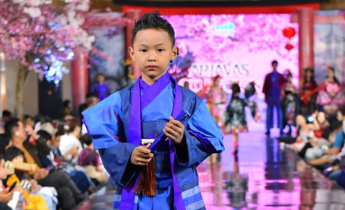 Chio, Model Cilik yang Menjadi Sorotan di Internasional Kids Fashion Festive 2024 Chio saat diatas Runawe di International Kids n Teen Fashion Festive 2024