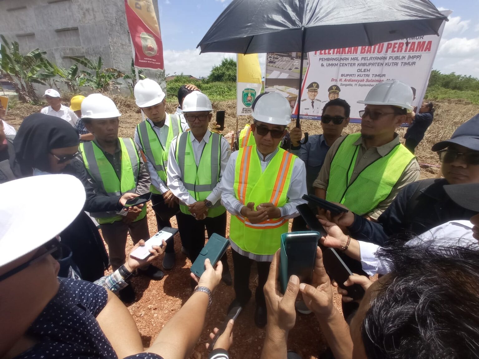 Bupati Ardiansyah Peletakan Batu Pertama Pembangunan MPP dan UMKM Center Kutim Bupati Ardiansyah Sulaiman meletakkan batu pertama menandai pembangunan awal MPP dan UMKM Center Kutim. Foto: Irfan/Pro Kutim