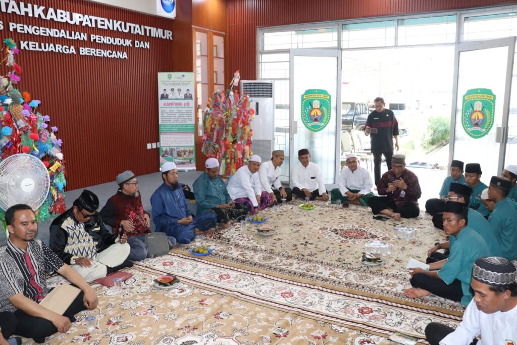 Khataman Quran dan peringatan Maulid Nabi Muhammad SAW yang digelar oleh DPPKB Kutim bersama Dharma Wanita Persatuan (DWP), Kamis (12/9/2024)