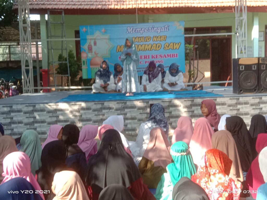 Semarak Maulid Nabi: Generasi Hebat Cinta Rasul di SDN Kesambi Ratusan siswa - siswi memperingati Maulid Nabi Muhammad SAW, di SD Negeri Kesambi dihalaman sekolah Selasa,(17/9/2024)(Foto:Dian/Etara).