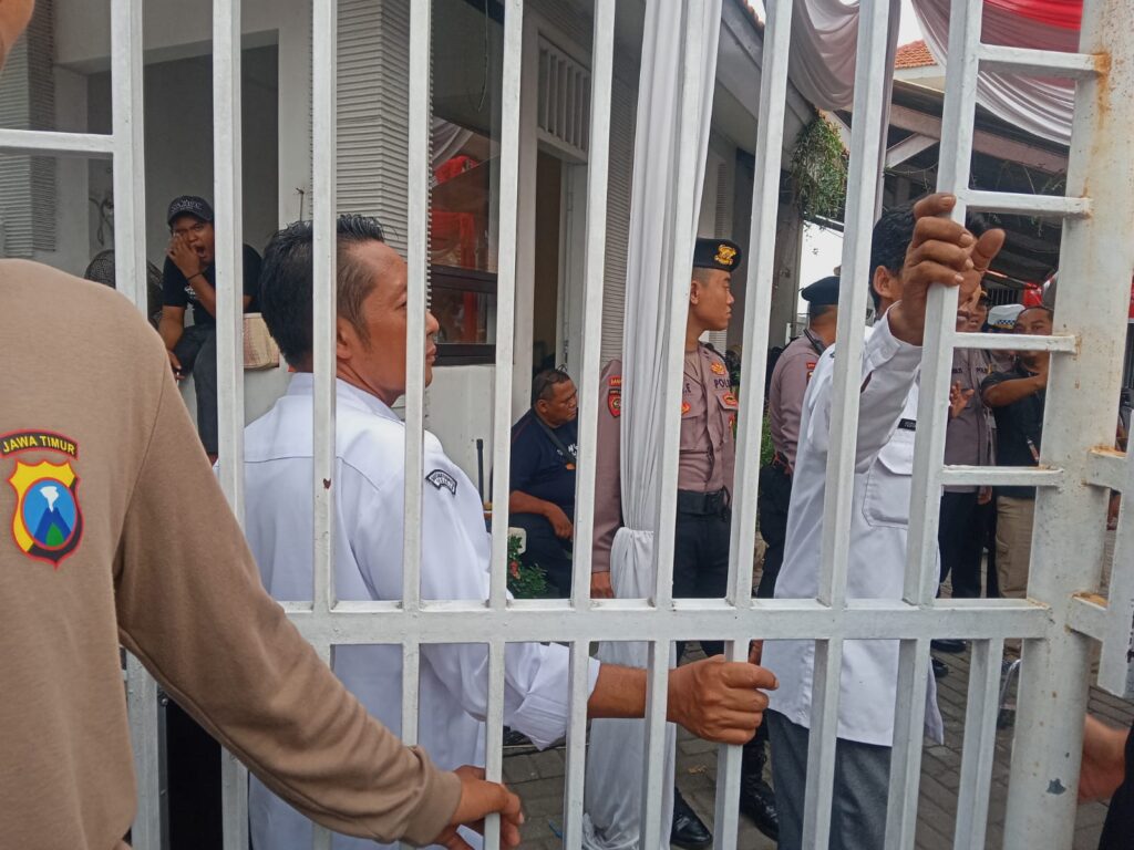 Pagar gedung KPU Sidoarjo yang ditutup saat pengundian nomor urut Paslon Pilkada Sidoarjo,Rabu(25/9/2024)(Foto: Dian_Etara.id)