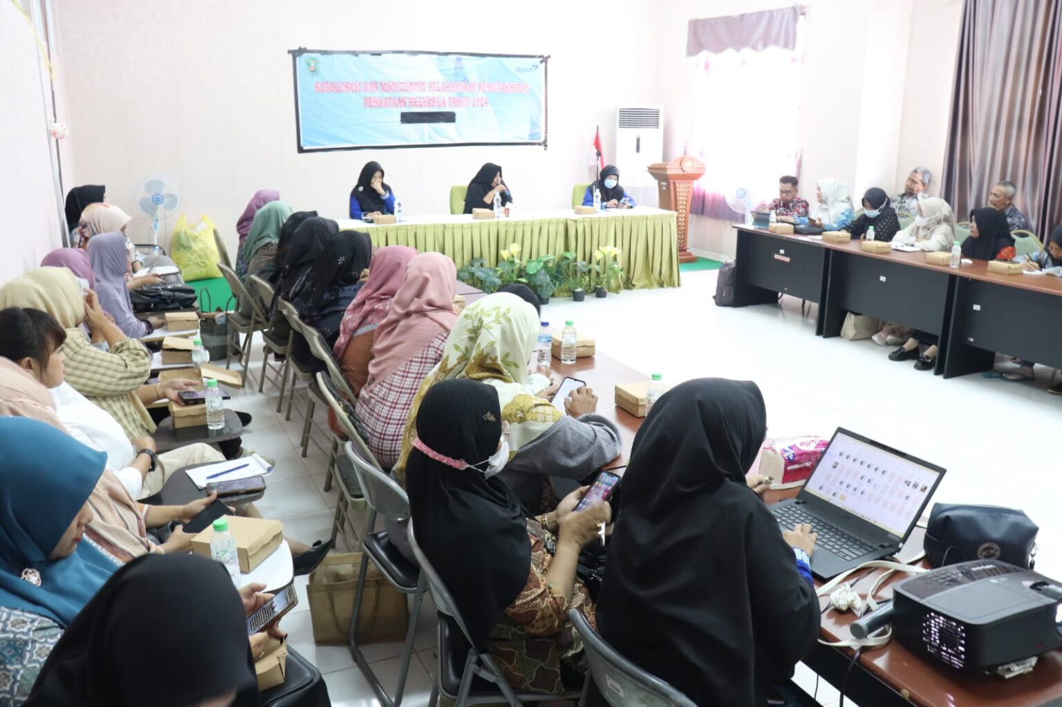 sosialisasi dan monitoring pelaksanaan pemutakhiran PK 24 yang digelar di ruang rapat kantor Dinas Pengendalian Penduduk dan Keluarga Berencana (DPPKB) Kutim pada Kamis (26/9/2024)