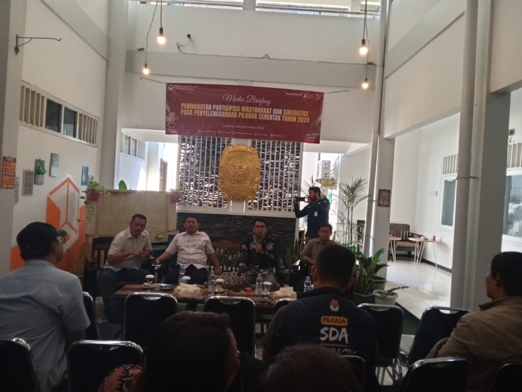 Ketua KPU Sidoarjo Minta Maaf Atas Insiden Pelarangan Liputan pada Wartawan Ketua KPU dan tiga komisoner nya dalam cangkrukan bersama puluhan wartawan, Minggu sore (29/9/2024)(Foto:Dian/Etara.id)
