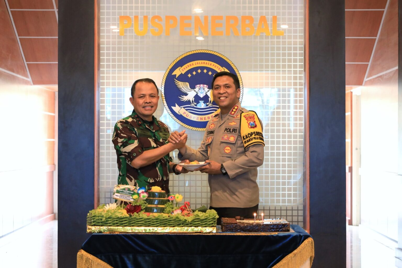 TNI AL-Puspenerbal terima kejutan kue ulang tahun dari Polresta Sidoarjo (4/10/2024) (Foto: Dian_ Etara.id)