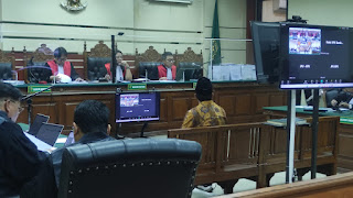 Suasana sidang dugaan korupsi pemotongan dana insentif BPPD Sidoarjo dengan Terdakwa mantan Bupati Sidoarjo, Akhmad Muhdlor, Senin,(7/10/2024)(Foto: Dian/ Etara.id).