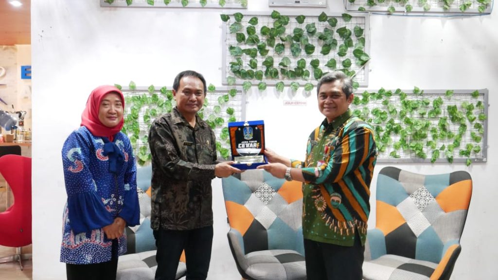 Benchmarking Pengelolaan Pengaduan Publik, Diskominfo Sidoarjo Kunjungi EJSC Malang Diskominfo Kabupaten Sidoarjo melaksanakan kegiatan benchmarking pengelolaan pengaduan publik di EJSC Kota Malang, Kamis(10/10/2024).