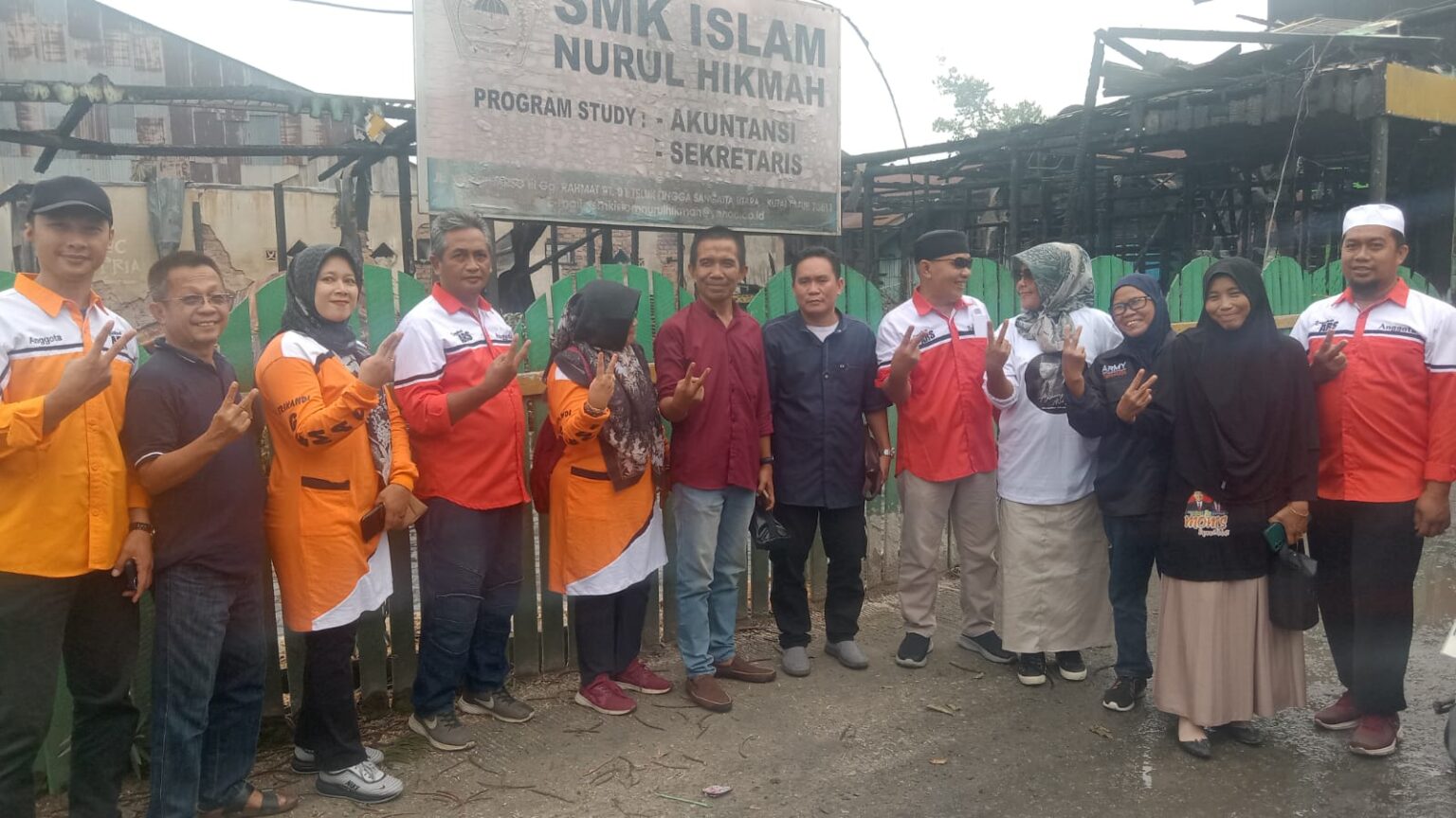 TIM GEMAR Serahkan Bantuan Army untuk Musibah Kebakaran TIM GEMAR menyerahkan Bantuan Calon Bupati dan wakil Bupati untuk Musibah Kebakaran