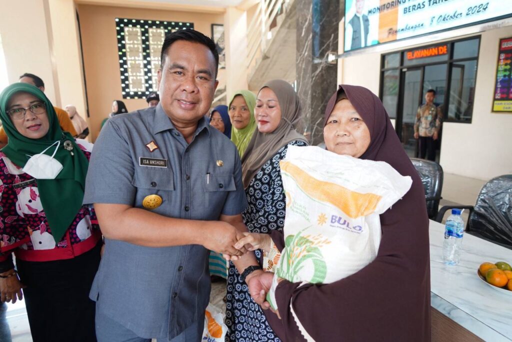 788 KPM di 3 Desa Terima Bantuan Pangan Beras dari Pjs. Bupati Sidoarjo Pjs. Bupati Sidoarjo, Muhammad Isa Anshori, melakukan monitoring salur bantuan pangan beras tahun 2024 di 3 Desa secara maraton pada Selasa pagi (8/10/2024)