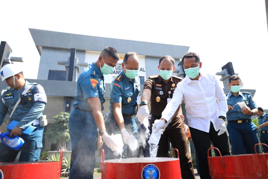 Satgaspam Pangkalan Udara TNI Angkatan Laut (Lanudal) Juanda Puspenerbal memusnahkan barang temuan sejumlah 253.000 Butir Pil Berbahaya jenis Double L di Mako Lanudal Juanda, Selasa (8/10/2024).