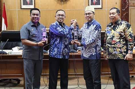 Pemerintahan Kabupaten Sidoarjo, DPRD Sidoarjo menggelar rapat koordinasi dan Supervisi Komisi Pemberantasan Korupsi (KPK) di ruang paripurna DPRD,Selasa(15/10/2024).