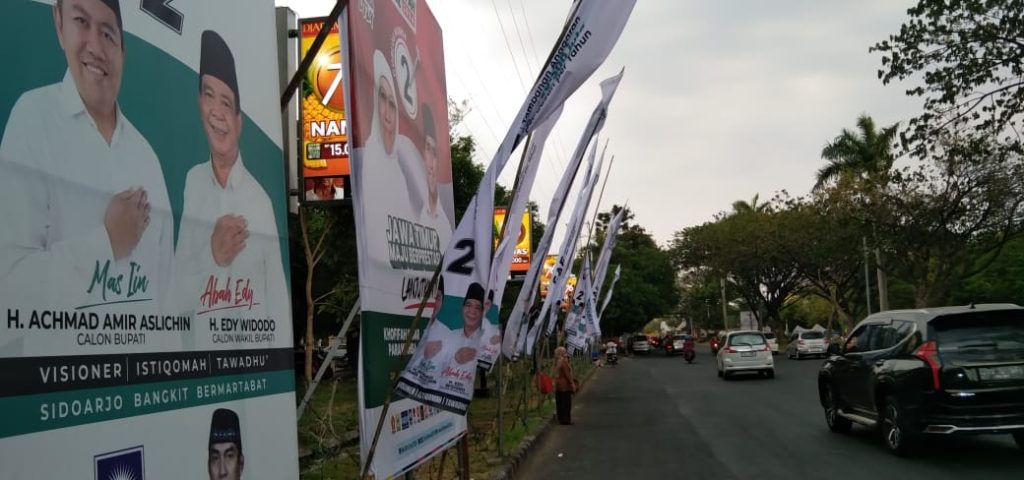 KPU Sidoarjo Semarakkan Pemasangan APK, Sambut Pilkada 2024 APK resmi dikeluarkan KPU Kabupaten Sidoarjo bergambar Paslon Pilkada 2024 mulai digebyar, dipasang di titik wilayah perkotaan maupun pedesaan