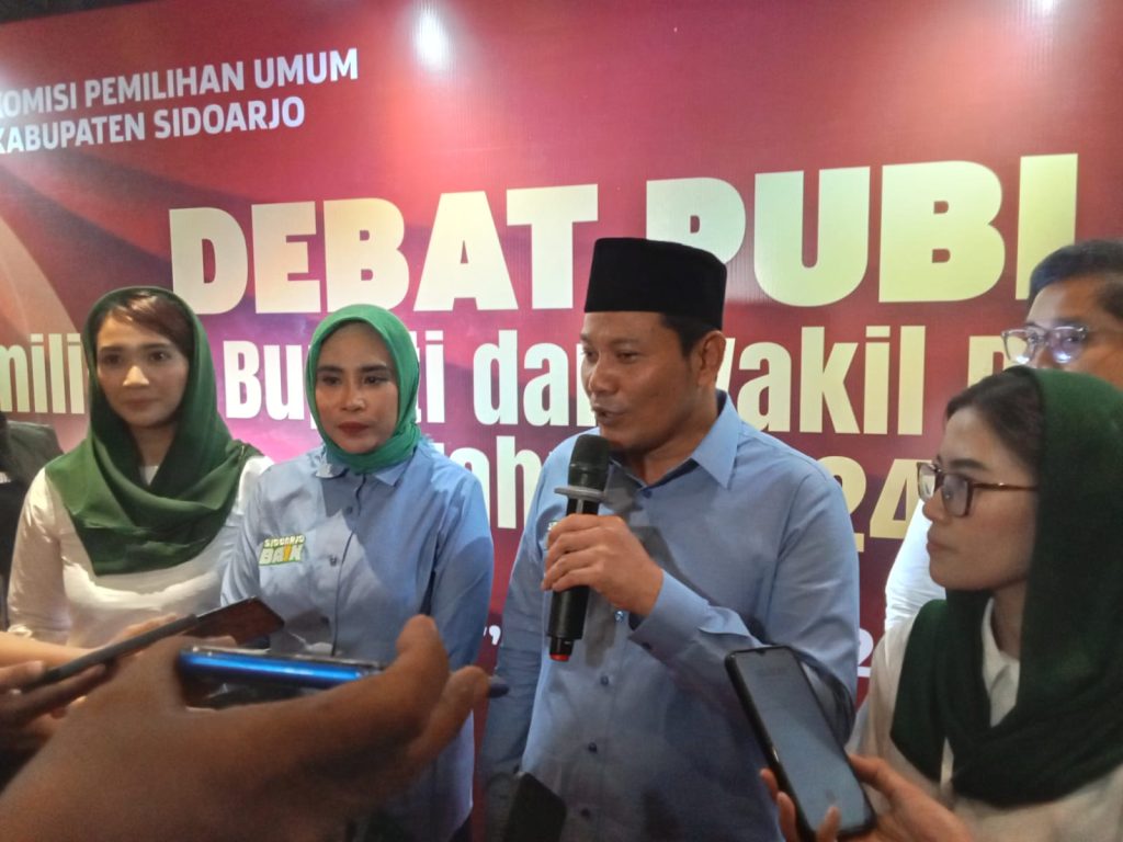 Paslon Subandi-Mimik Idayana Tampil Elegan di Debat Pertama Pilbup Sidoarjo 2024 Paslon Bacabup dan Bacawabup Subandi - Mimik saat acara Pilbup Sidoarjo,Sabtu(19/10/2024)malam,(Foto: Dian_Etara.id).
