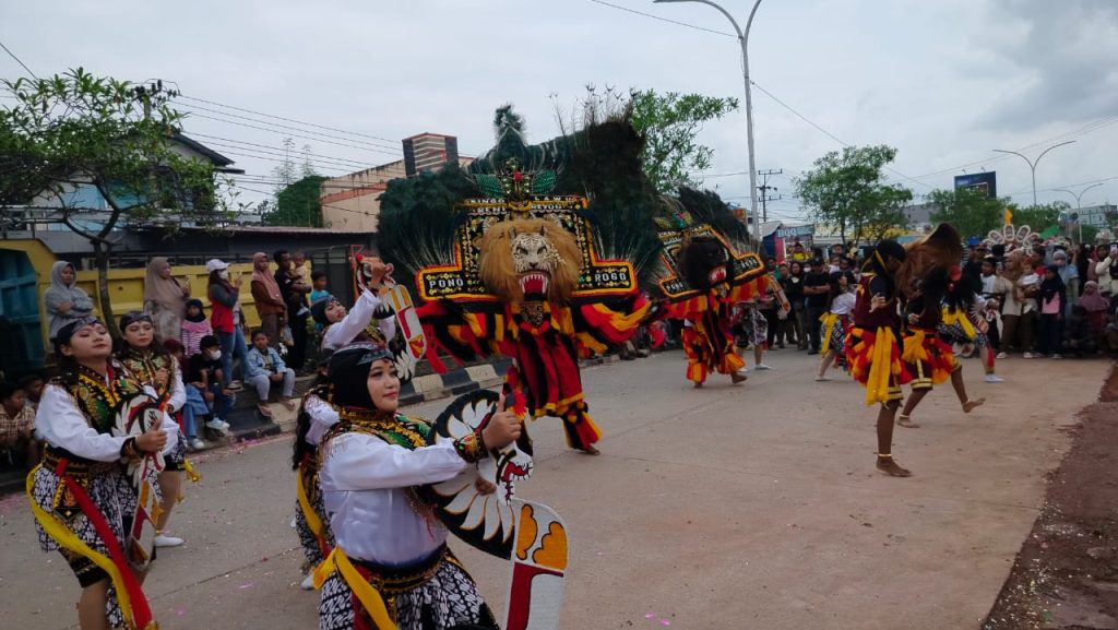 Dinas pendidikan dan kebudayaan kutim menggelar kirab budaya dalam rangka HUT Kutim ke-25 di jalan margo santoso sangtta Utara, Minggu (27/10/2024)