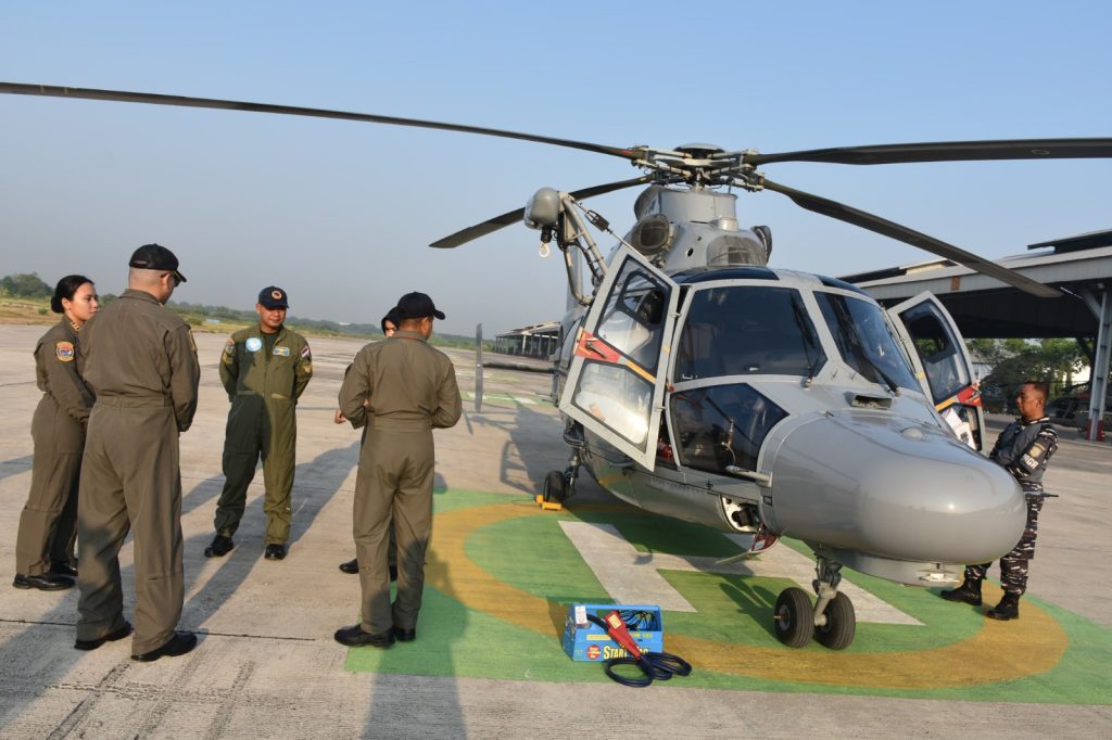 Crew Helikopter Panther HS-1306 TNI AL Puspenerbal latihan jelang Pratugas ke Konga, Sabtu (26/10/2024)(Foto: Dian_Etara.id)