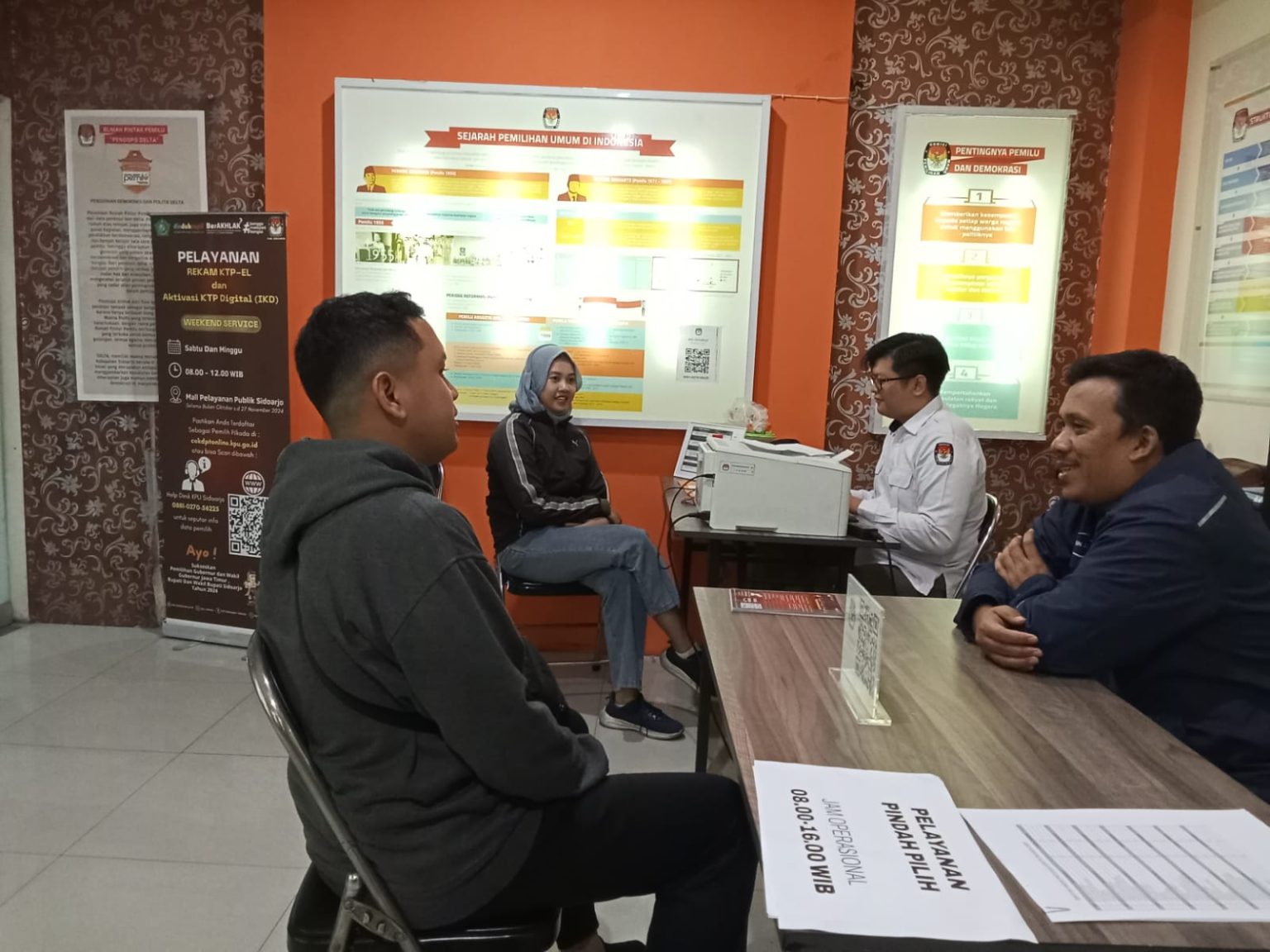 KPU Sidoarjo Layani Pindah memilih Hingga Pukul 23.59 wib, Senin (28/10/2024)malam( Dian_ etara.id).