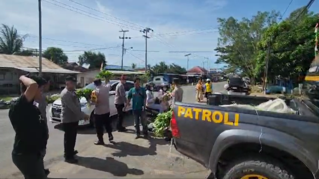 Polsek Sangatta Utara Berbagi Sayur Hasil Panen Petani Kutim, Dukung Program Ketahanan Pangan