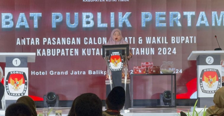 Ketua KPU Kutai Timur, Siti Akhlis Muaffin saat memberikan sambutan di Hotel Grand Jatra, Balikpapan, Sabtu (2/11/2024)