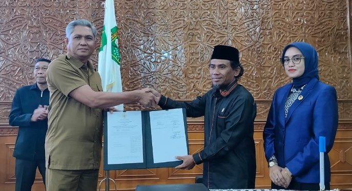 Pemkab dan DPRD Kutim Teken Raperda Bahaya Kebakaran Ketua DPRD, Jimmi bersama Sekda Kutai Timur, Rizali Hadi di dampingi Wakil Ketua II Prayunita Utami saat penannadatangan Raperda Kebakaran di Kantor DPRD Kutim, Senin (11/11/2024).