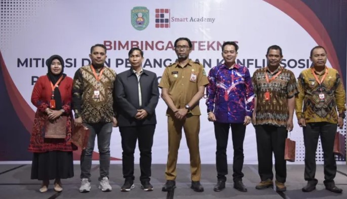 Kutim Siapkan Strategi Mitigasi Konflik Jelang Pilkada Serentak 2024 Penjabat Sementara (Pjs) Bupati Kutim, H. M. Agus Hari Kesuma, secara resmi membuka Bimbingan Teknis (Bimtek) mitigasi konflik Pilkada 2024