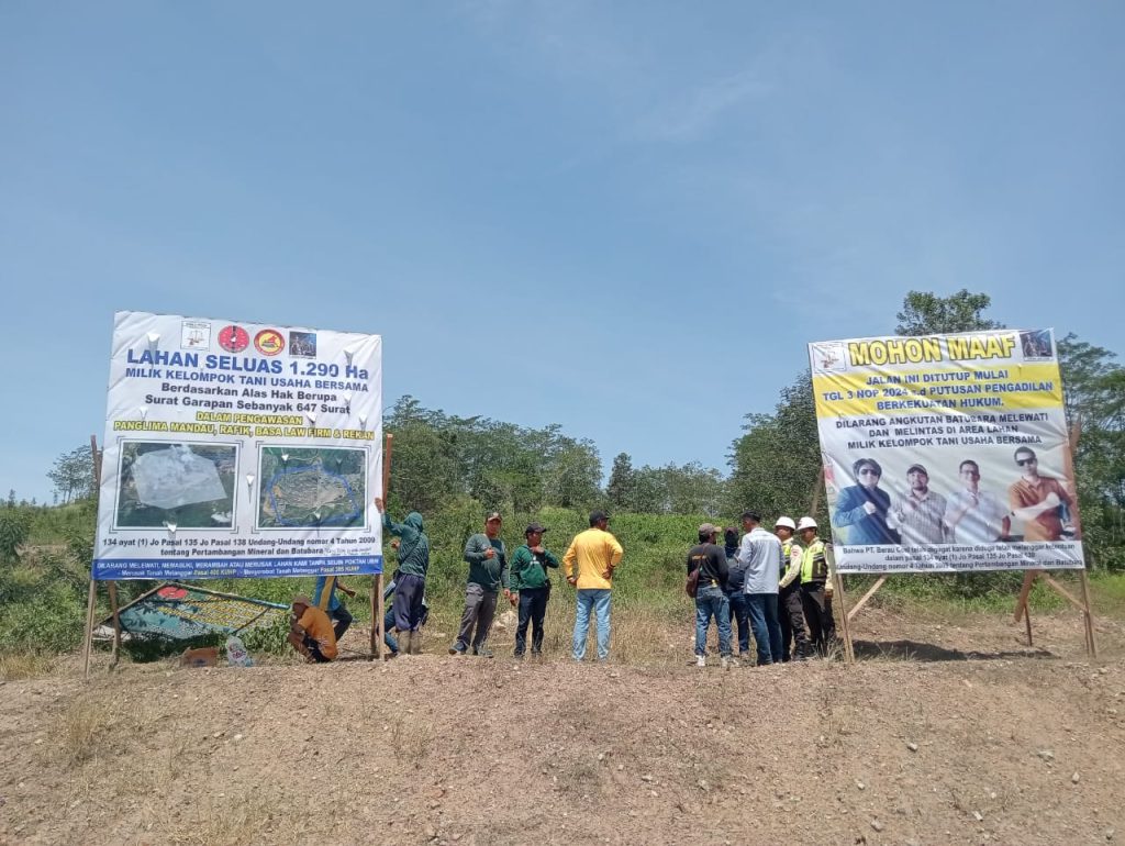 Poktan UBM Desa Tumbit Melayu, Teluk Bayur, melakukan Pemasangan Baliho di Area Pinggir Jalur Hauling PT. Berau Coal terkait Pemberitahuan Penutupan Lahan pada Tanggal 3 November 2024