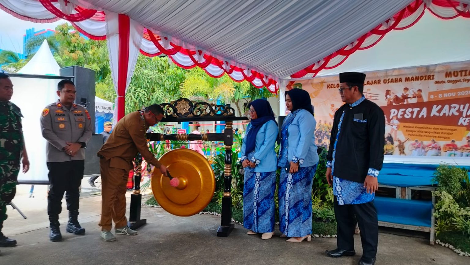 SMPN 1 Sangatta Utara Gelar Pesta Karya X untuk Tingkatkan Kreativitas Pelajar Kabid SMP Disdikbud Kutim, Muhammad Ilham membuka secara resmi