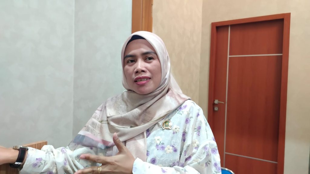 Uci, Anggota Komisi D DPRD Kutai Timur saat diwawancarai di Ruang Kerjanya