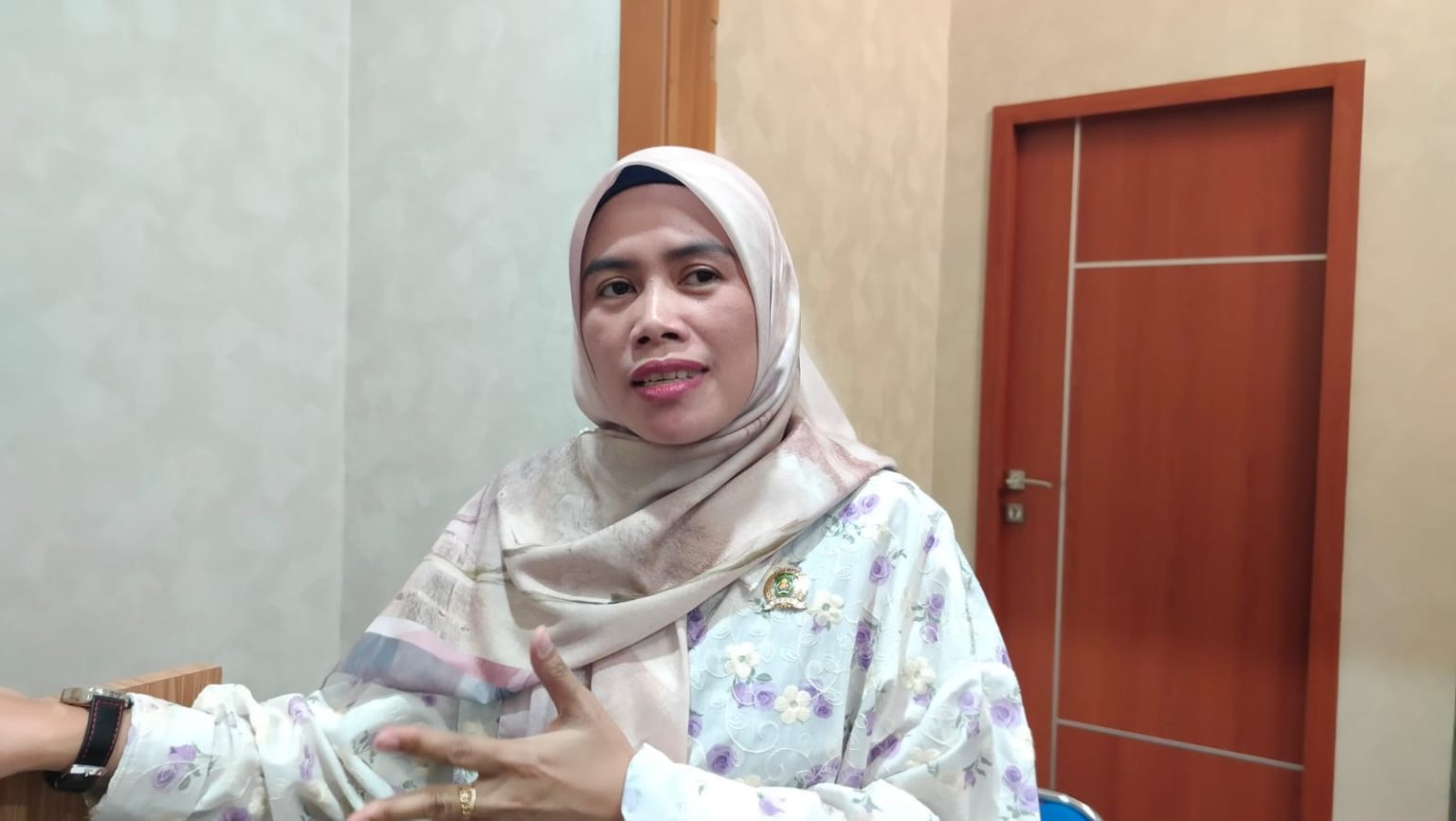 Uci Dorong UMKM Kutim Berinovasi untuk Bersaing di Pasar Global Uci, Anggota Komisi D DPRD Kutai Timur saat diwawancarai di Ruang Kerjanya