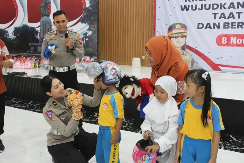 Budayakan Tertib, Polsanak Polresta Sidoarjo Edukasi Berlalu Lintas Sejak Dini Kasubnit 1 Kamsel Satlantas Polresta Sidoarjo Ipda Liana bersama siswa - siswi TK, mengedukasi tentang tata tertib berlalu lintas, Jumat (8/11/2024)(Foto: Dian_ entar.id).