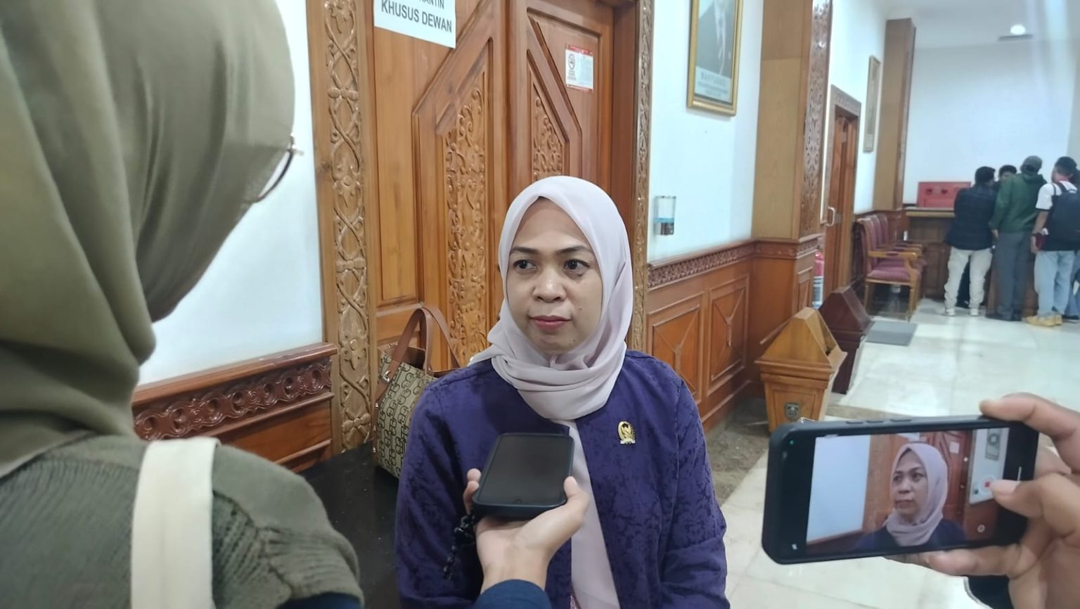 Mulyana, Wakil Ketua Komisi D DPRD Kutim saat diwawancarai di Gudung DPRD Kutim