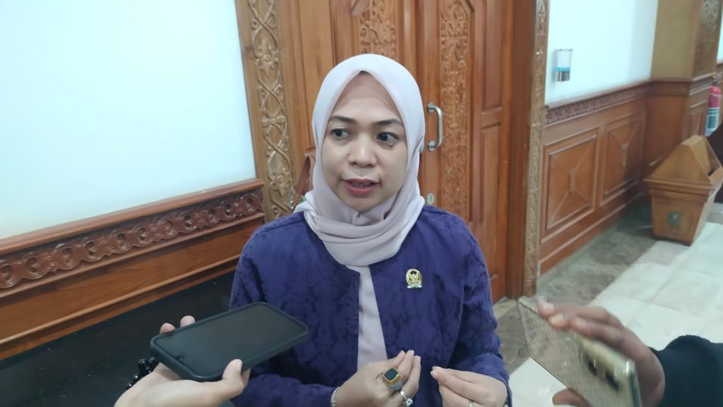 Mulyana, Sekretaris Komisi D DPRD Kutim saat diwawancarai di Gudung DPRD Kutim