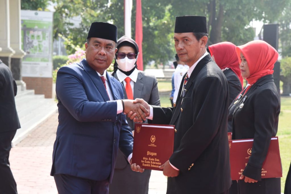 Hari Pahlawan, PNS Sidoarjo Terima Tanda Kehormatan Satyalencana Karya Satya Dari Presiden RI Pemkab Sidoarjo melaksanakan upacara bendera di Hari Pahlawan, Minggu (10/11/2024)(Foto: Dian_ entar.id/Adv).