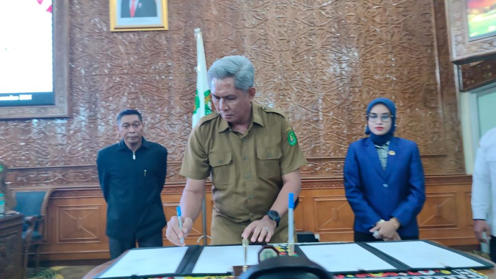 Sekda Kutai Timur, Rizali Hadi saat penannadatangan Raperda Kebakaran di Kantor DPRD Kutim, Senin (11/11/2024).
